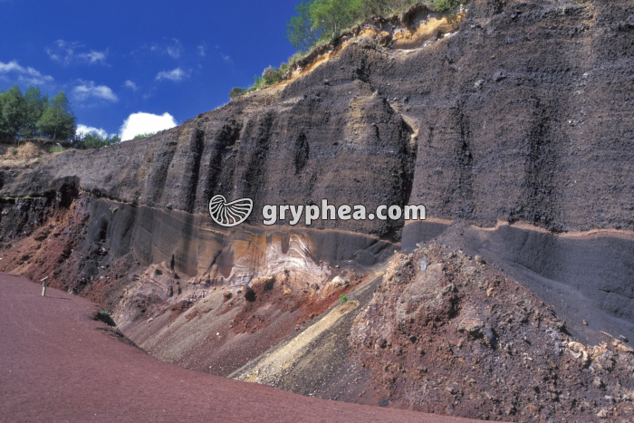 Scories volcaniques superposées - Puy de Lemptégy (Auvergne, France) - gryphea.com